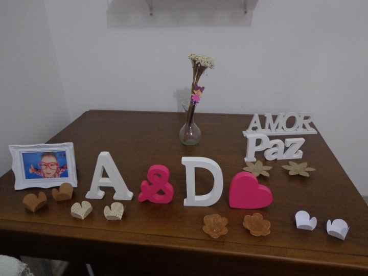 Letras e coração em mdf que eu pintei ( porta retrato comprei pronto)
