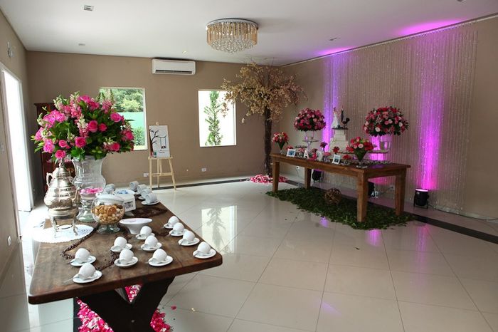 Na sala com a mesa de doces e café