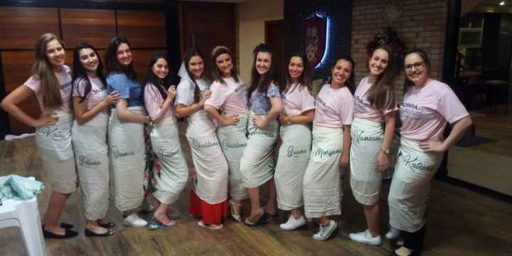 Minhas madrinhas amando o presente
