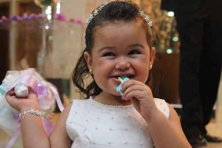 Daminha comendo o buquê