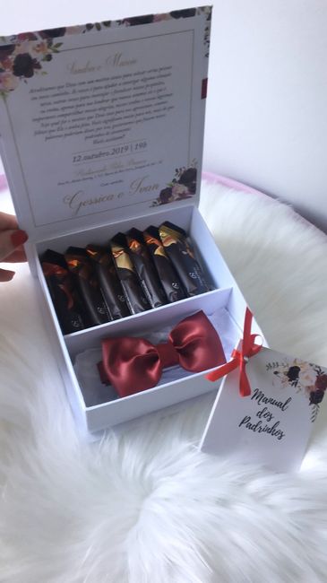 Esse ficou com chocolates da Cacau Show, pois de inicío tivemos outra idéia que era um mini espumant