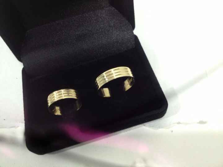 Também já preferi comprar a do casamento pra usar no noivado!! achei lindas as de vocês 