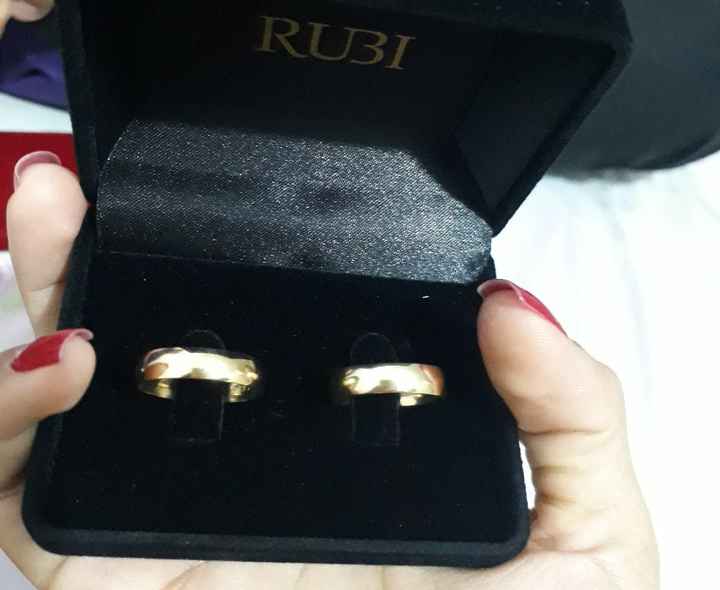 Ele chegou com uma das notícias mais linda da vida: - As alianças do casamento estão prontas, e estã