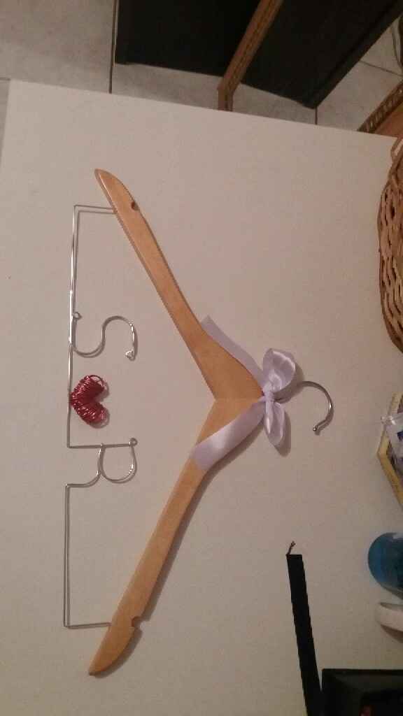 Detalhes do meu casamento: acessórios daminhas,  lapelas , cabide e topo de bolo. - 6