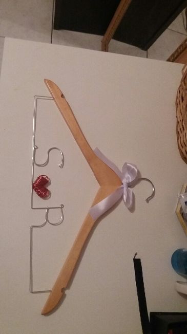 Detalhes do meu casamento: acessórios daminhas,  lapelas , cabide e topo de bolo. - 6