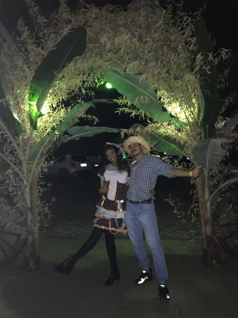 Eu e o noivo um pouco antes de nos tornarmos noivos de verdade. 