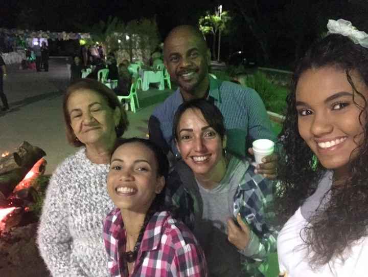Minha família na festa junina e eu de noivinha.