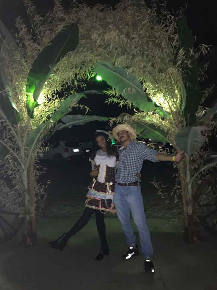 Eu e o noivo um pouco antes de nos tornarmos noivos de verdade. 