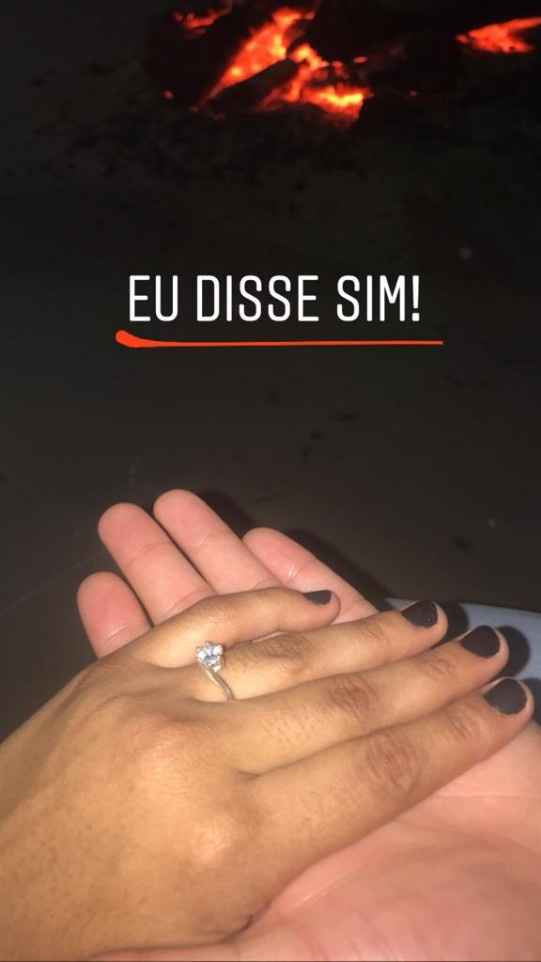 O anel que ele me deu, olha que lindo. 