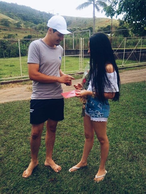 Bem espontânea essa foto, mas ele estava indo colocar as alianças 
