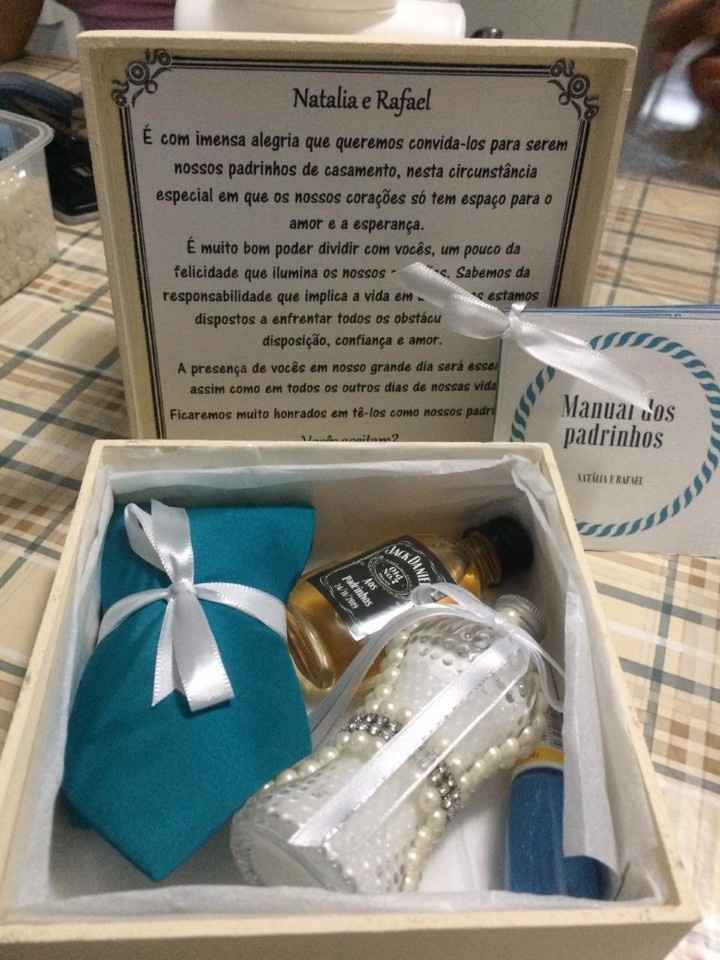 presentamos os padrinhos com gravata e a garrafinha com whisky, madrinhas esmalte da cor do vestido 