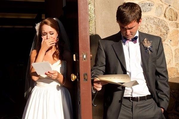 Uma foto dos noivos antes do casamento, lendo as cartas escritas de um para o outro