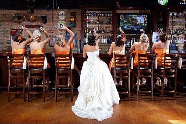 Uma foto das madrinhas no bar…literalmente!