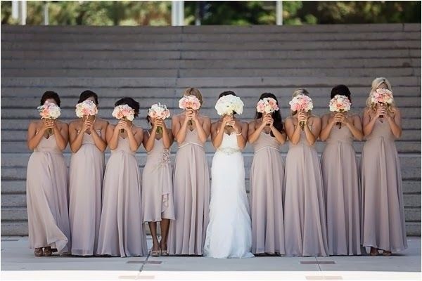 Uma pose com todas as madrinhas e suas “caras-de-bouquet”