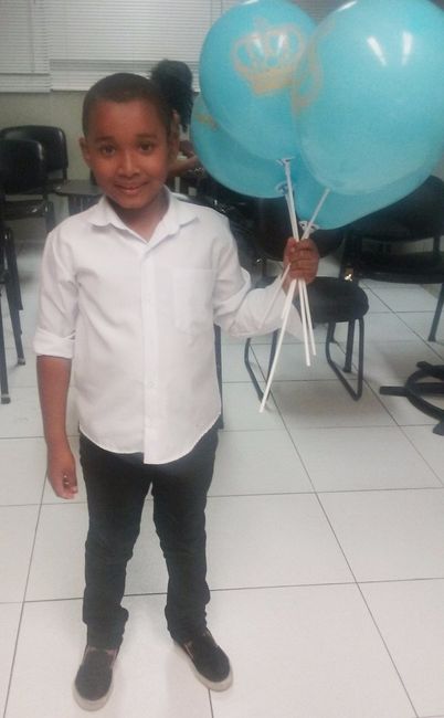 Ele ficou muuito feliz, ele queria muito um rapazinho pra brincar.
