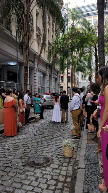 Convidados em pé ou sentados nas mesas durante a cerimônia no local da recepção?? - 1