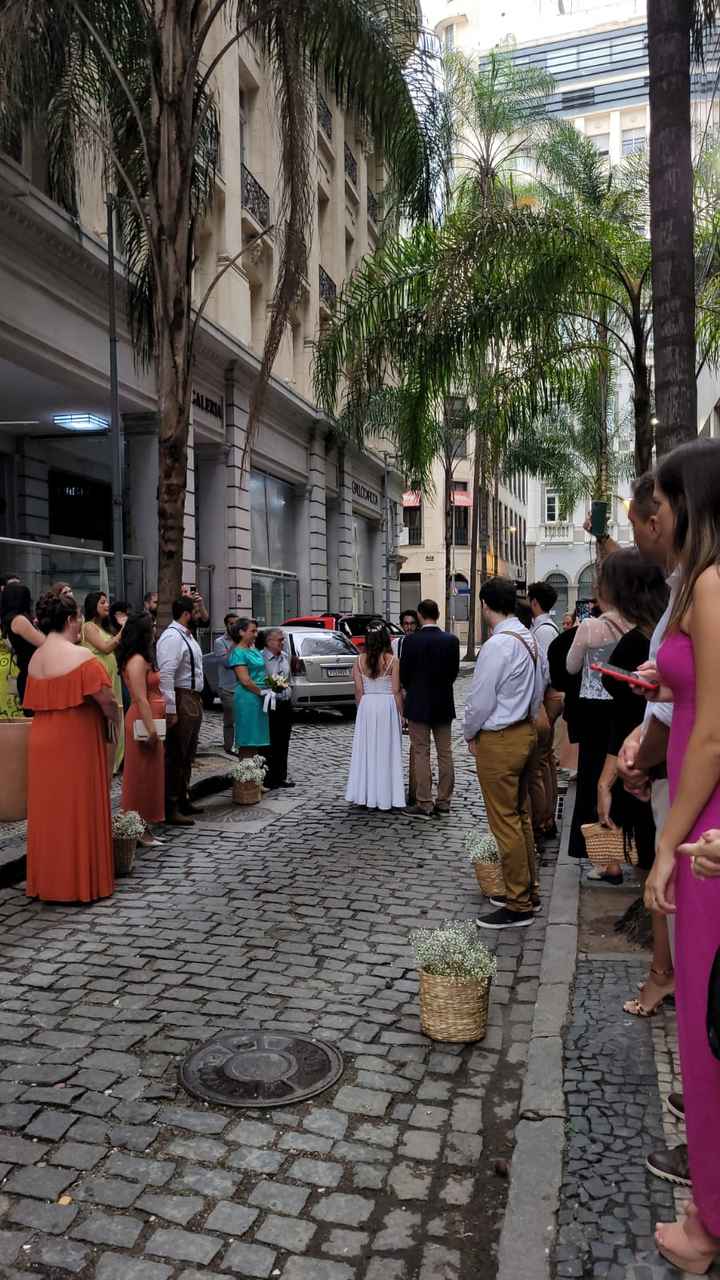 Convidados em pé ou sentados nas mesas durante a cerimônia no local da recepção?? - 1