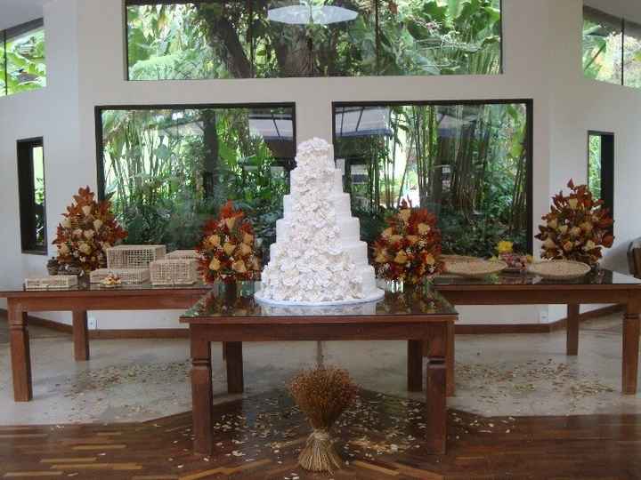 Aqui é dentro do salão (decoração de um casamento)