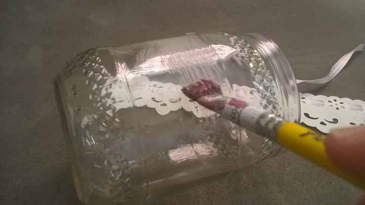 passe a cola com o pincel no vidro.