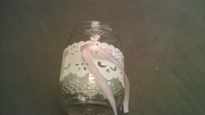 aperte bem para que a renda fique certinha no vidro, se ficou algum excesso de cola no vidro, limpe.