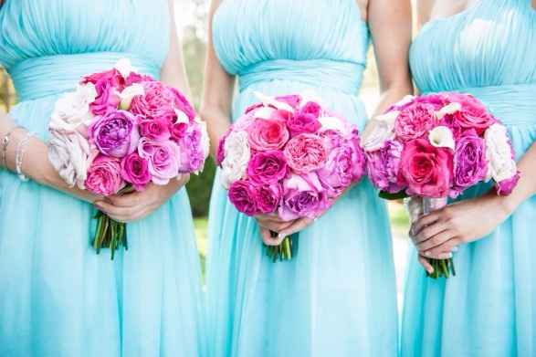 Lindas damas com bouquet rosa