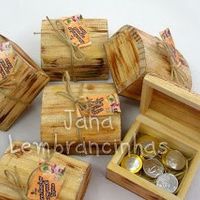 Baus com moedas de chocolates, quem for noivinha DIY tem como fazer com palitos de picolé.