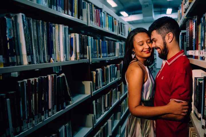 Na biblioteca, somos um casal que gosta de ler 