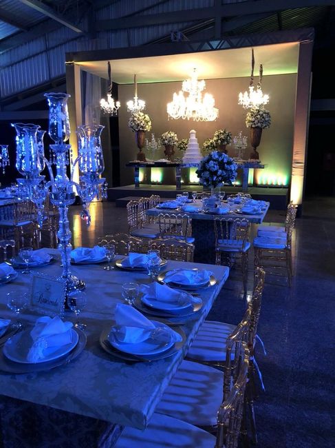 CANDELABRO E CADEIRAS TRANSPARENTES