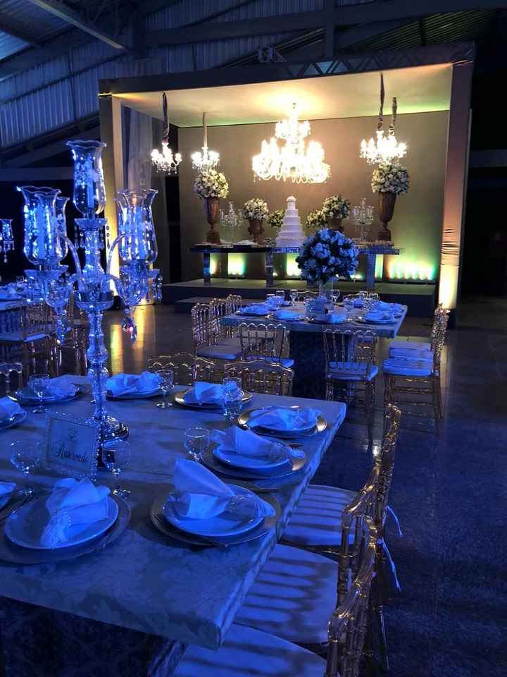 CANDELABRO E CADEIRAS TRANSPARENTES
