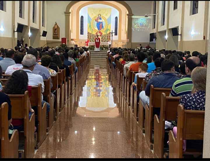 Igreja grande e poucos convidados - 1