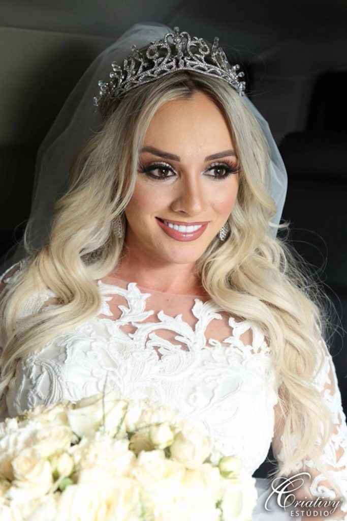 cabelo solto e com tiara