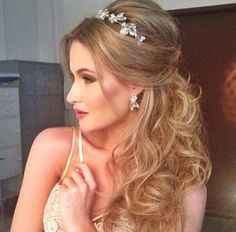 cabelo solto e com tiara