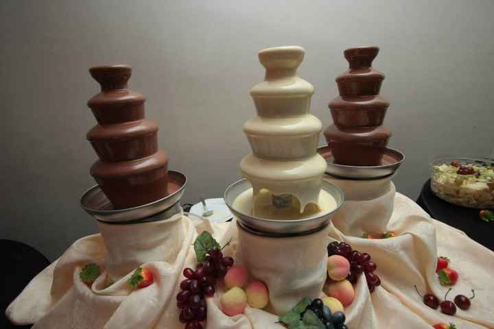 Buffet fechado com cascata de chocolate