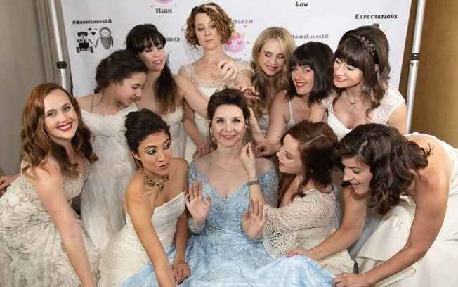 Amigas com vestido de noiva