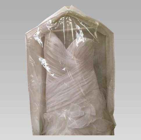 Vestido no saco transparente plástico