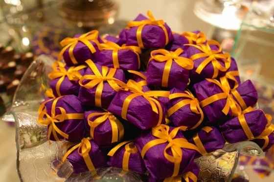 Bem casados roxo com fita amarela