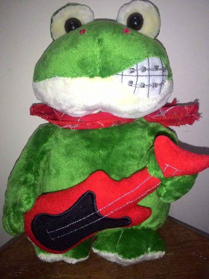 Sapinho de pelúcia roqueiro para jogar para as convidadas