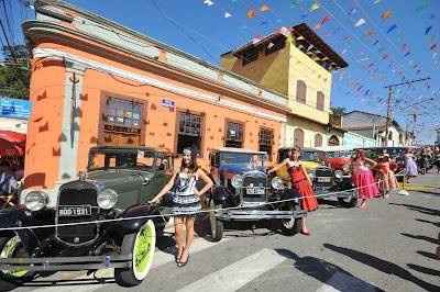 Carros expostos pela cidade