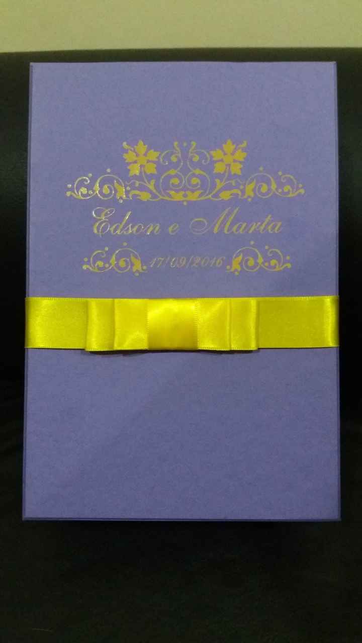 Caixa linda lilás com laço amarelo