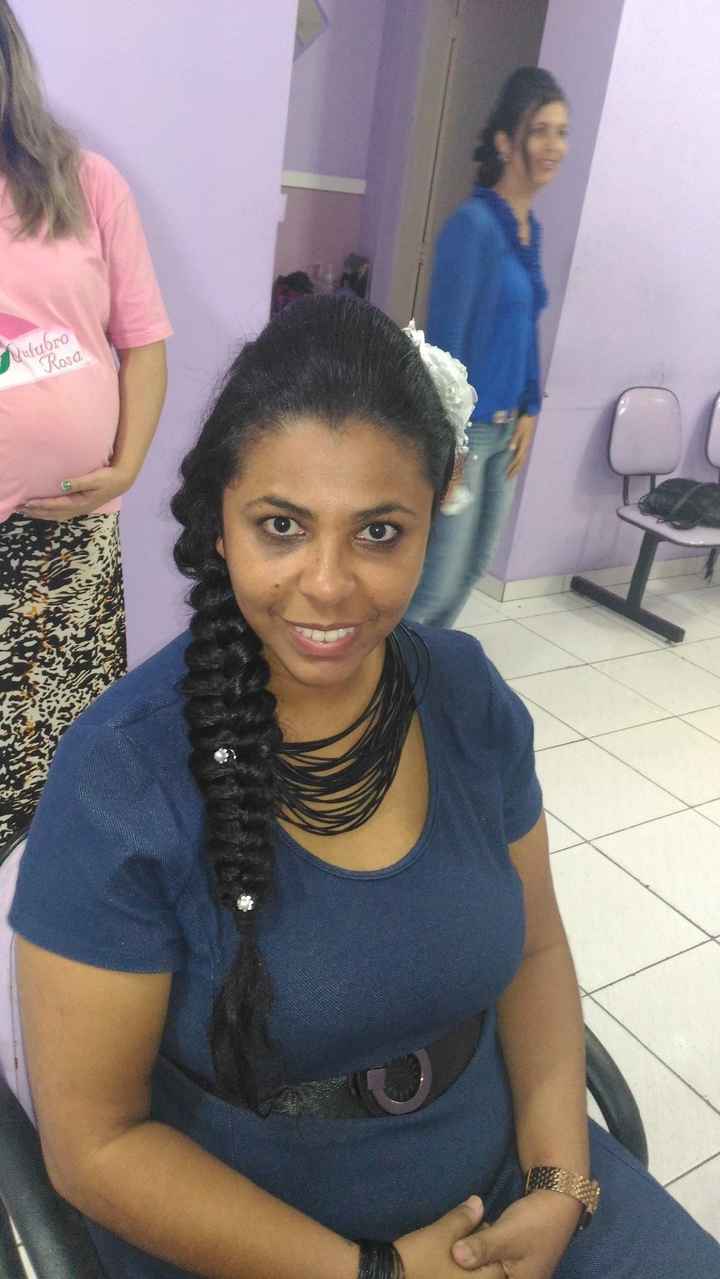Trança lateral e flor que será lilás combinando com o sapato