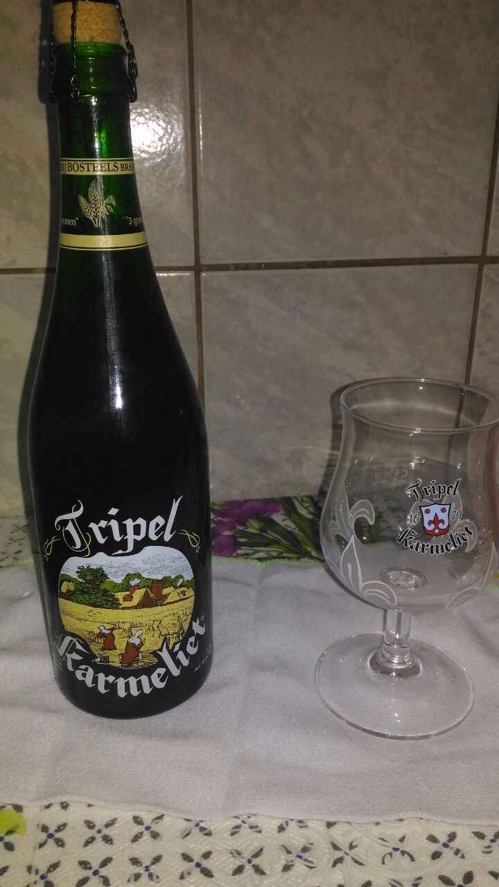 Cerveja rolhada com taças especiais para o brinde