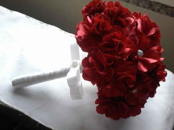Buquê flores de cetim (só que o meu está sendo confeccionado com flores brancas e vermelhas)