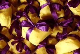 Bem casado amarelo com fita roxa