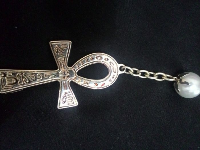 Cruz linda e o detalhe das contas em pérola