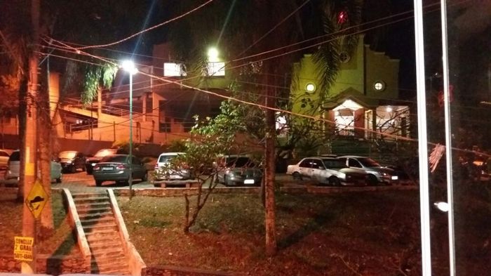 A praça e a igreja de frente ao bar