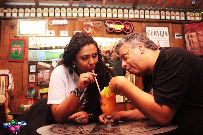 Um super drink com tequila oferecido pelo bar