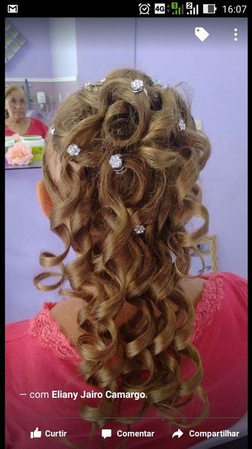 Atrás, poderia ser com o baby liss