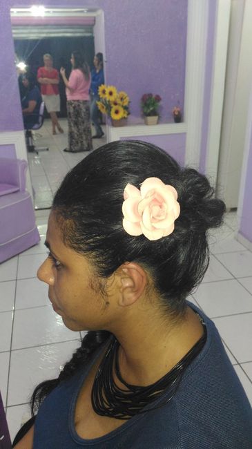 PRIMEIRA - Usarei a flor do outro lado, junto da trança