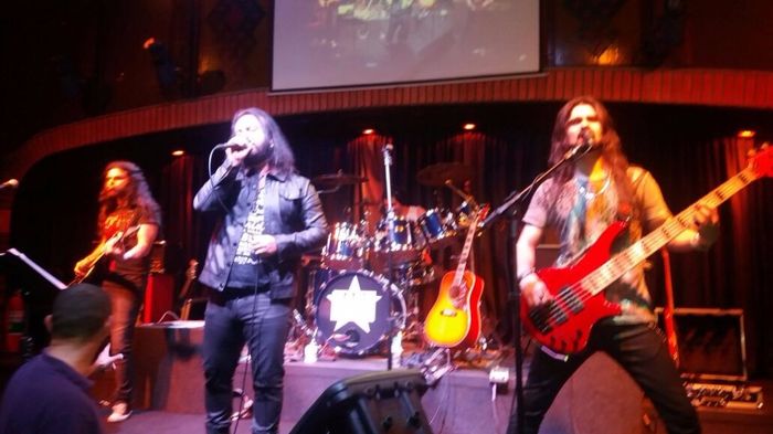 A banda que eles viram - muito hard rock \m/