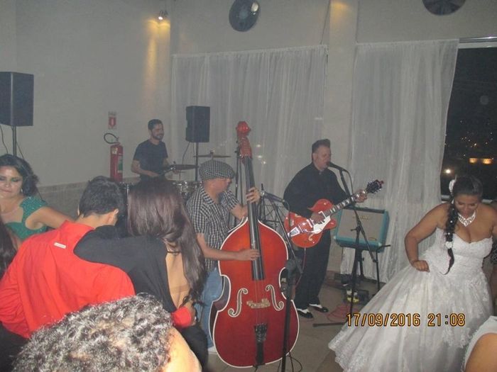 A noiva dançou até com o vestido longo kkkk